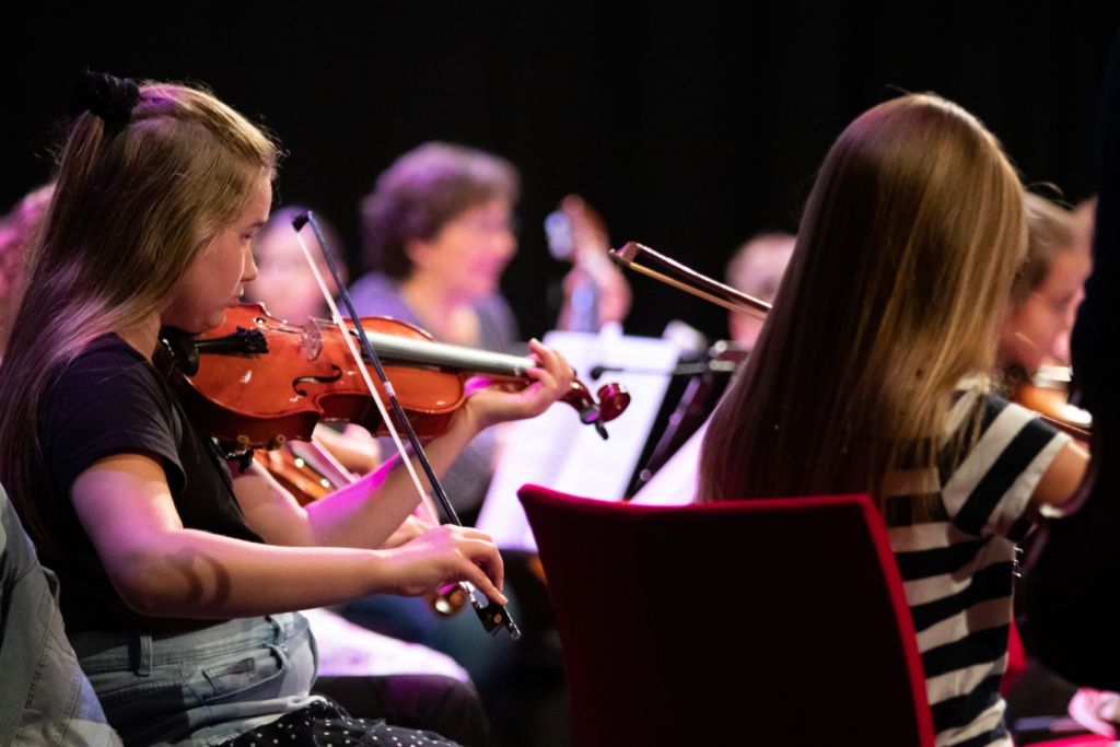 Uitvoering van kinderen op het strijkinstrument de viool