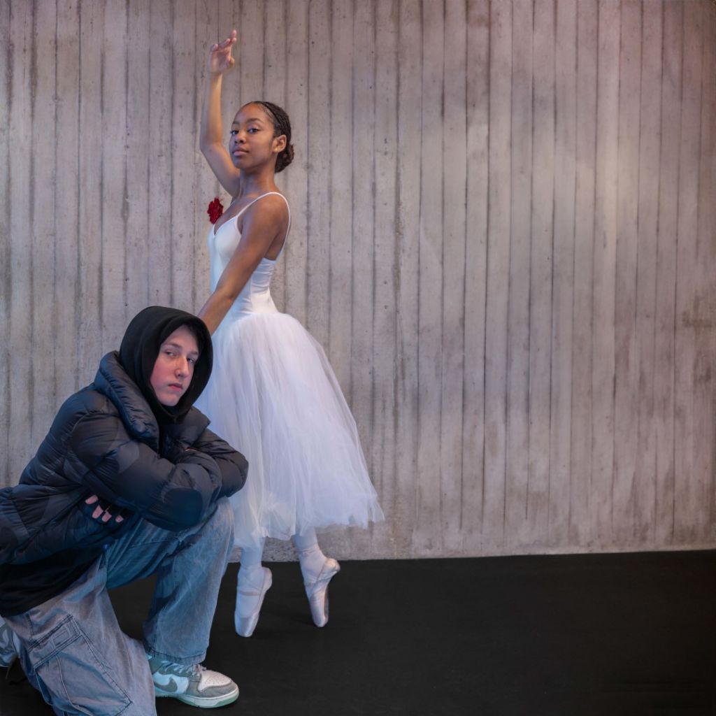 Balletmeisje en streetjazz jongen poseren samen