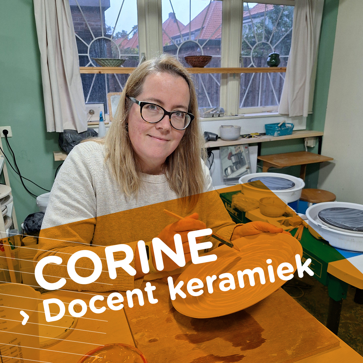 Corine van Kaam, docent keramiek bij de Kubus.