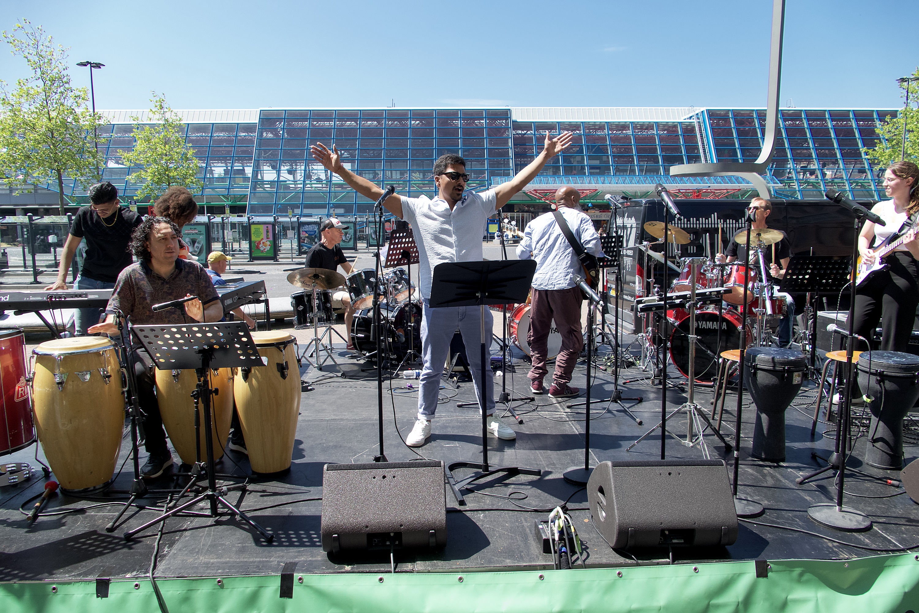 Optreden popbandje op een podium inLelystad